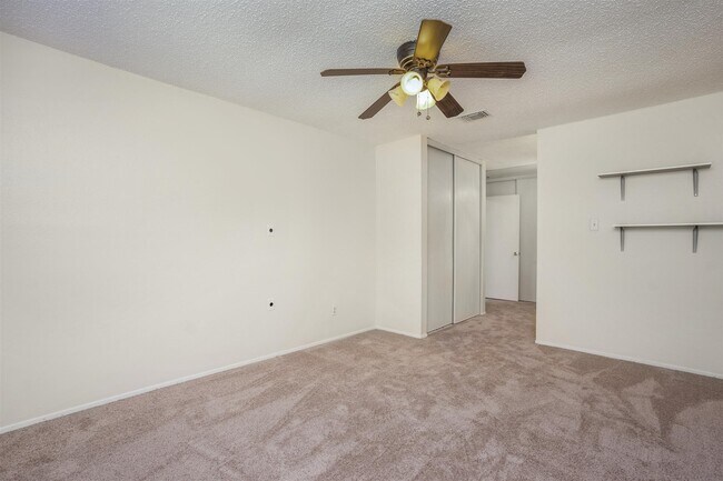 Foto del edificio - 2611 Grants Lake Blvd