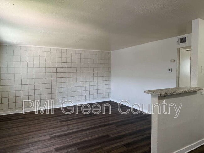 Building Photo - 917 N Yale Ave
