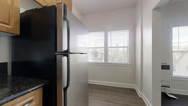 Building Photo - 334 N Heliotrope Dr