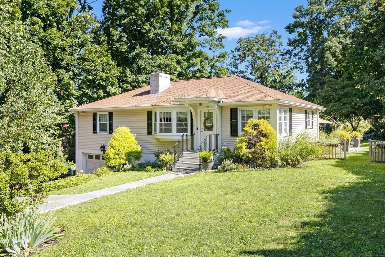 Primary Photo - 19 Devonshire Dr
