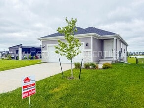 Building Photo - 1100 NW Yorktown Dr