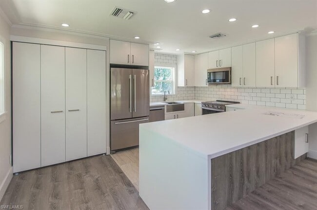Beautifully appointed entertainer's kitchen - 1219 Solana Rd