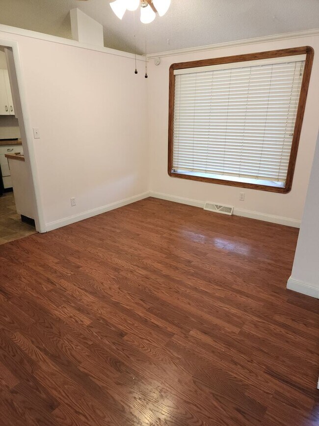 Building Photo - 4 Bedroom, 1 3/4 Bathroom