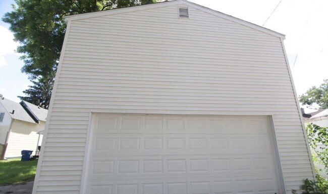 Foto del edificio - Nice 2 Bedroom 1 Bath House with Garage in...
