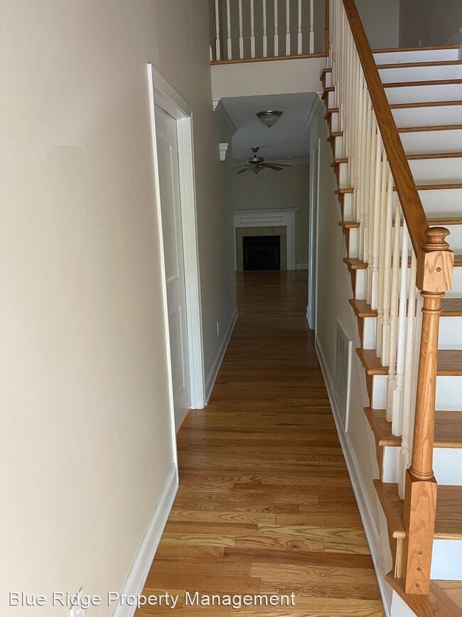 Building Photo - 4 br, 3.5 bath House - 404 East Mtn View #403