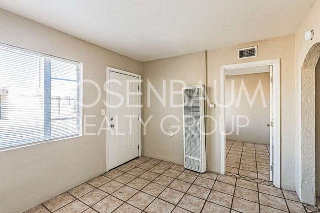 Foto del edificio - 302 W Flores St