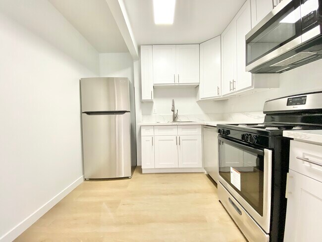 Building Photo - 7441 Hazeltine Ave