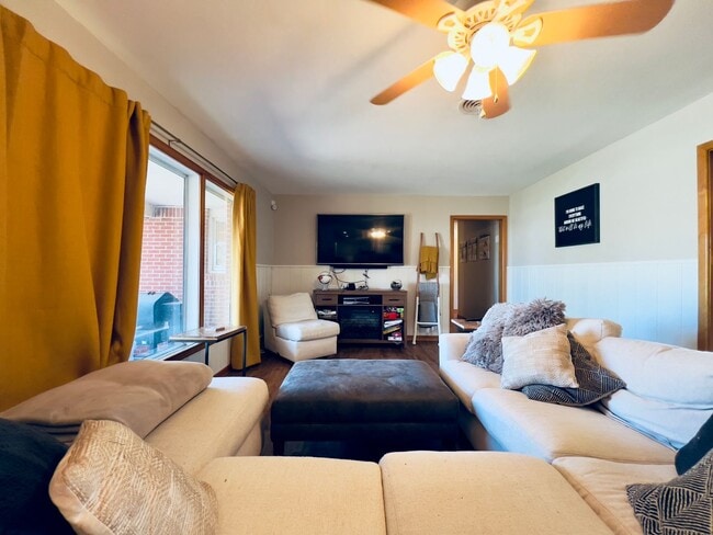 Building Photo - PRE-LEASING FOR SUMMER: Check out this Mod...