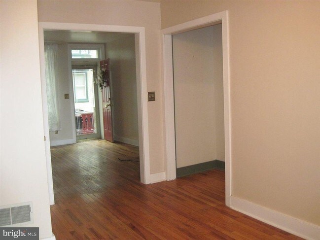 Building Photo - 3 br, 1 bath House - 345 E. LOCUST STREET