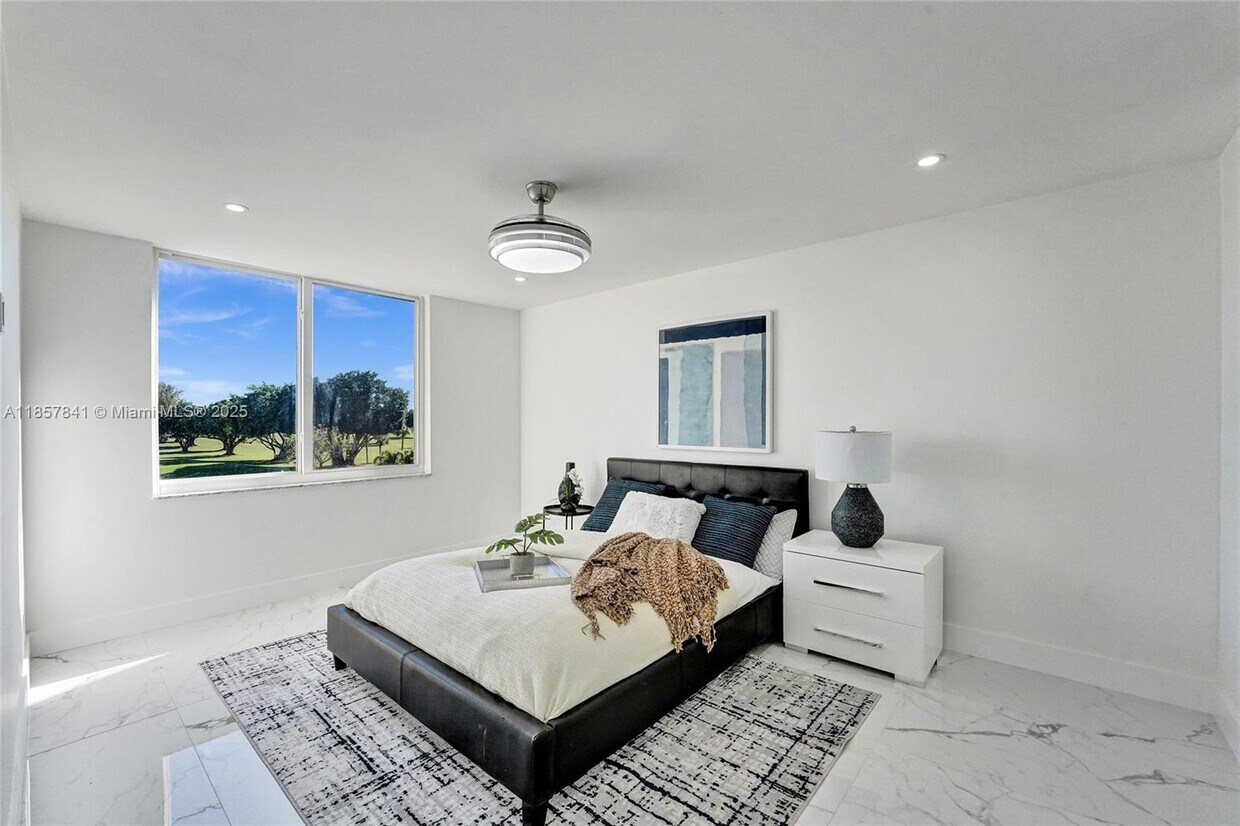 Foto principal - 8900 Washington St