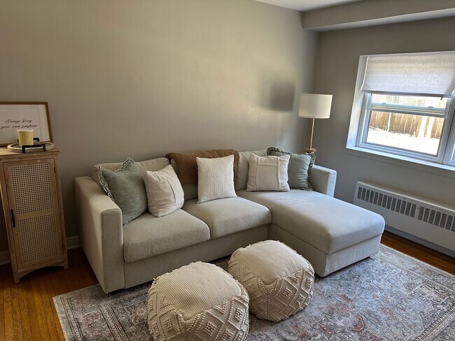 Photo du bâtiment - Fabulous Studio Apartment for Rent in Wortley Village London!  OLD SOUTH