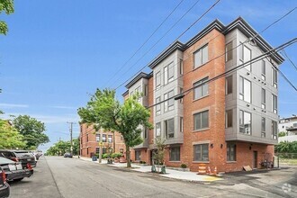 Building Photo - 389 Sumner St