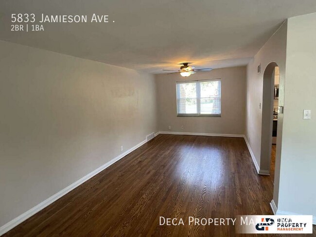 Foto del edificio - 5833 Jamieson Ave