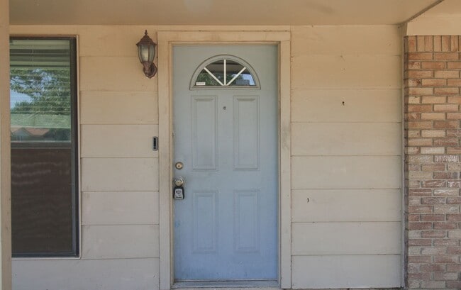 Building Photo - Stunning 3 Bed 1.5 Bath In Quiet Neighborhood