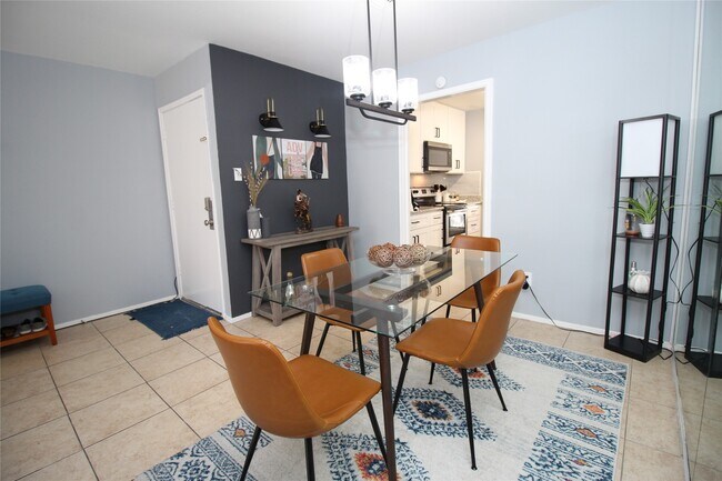 Building Photo - 9707 Richmond Ave.