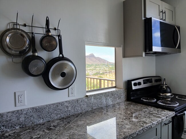 Newly remodeled kitchen peep view of Diamond Head - 2916 Date St