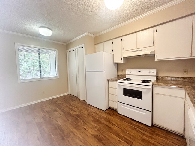 Building Photo - 16 Canterbury Ct