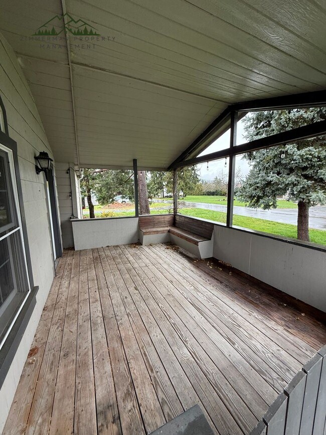 Building Photo - Charming 3-bedroom, 2-bathroom manufacture home located in Cottage Grove
