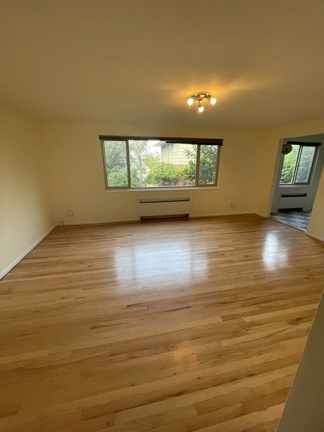 Living room (view from Entrance) - 901 N Forest St