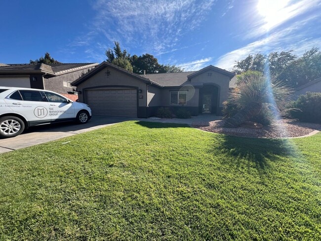Building Photo - Snow Canyon Home!