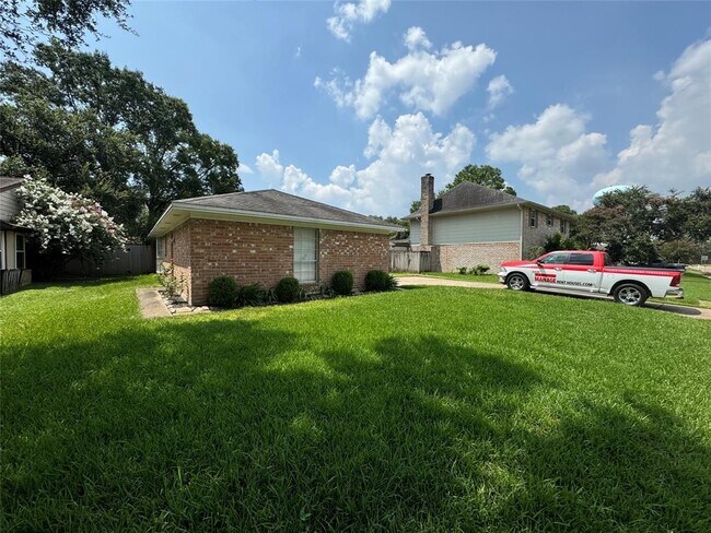 Foto del edificio - 15810 Hickory Knoll Dr