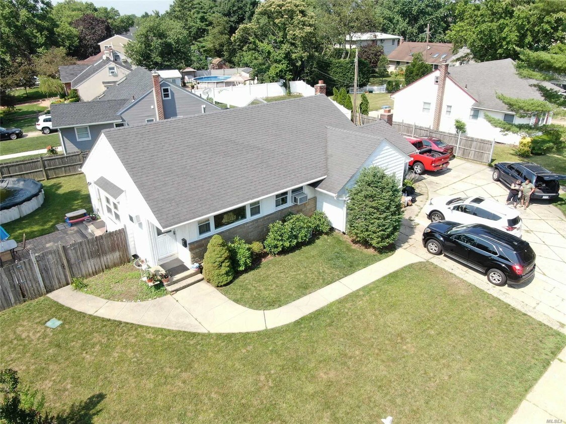 Primary Photo - 3403 Hawthorne Dr S