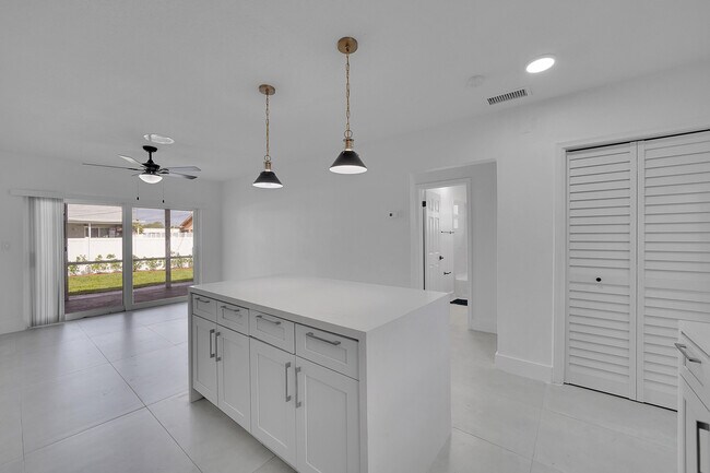 Building Photo - 2821 NE 2nd Ave