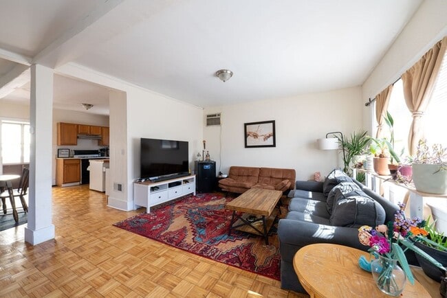 Building Photo - Check out this awesome 3 bed 2 bath in Somerville.