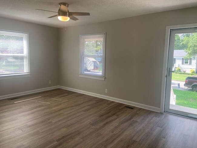 Building Photo - Renovated 2 Bedroom in Garden Homes