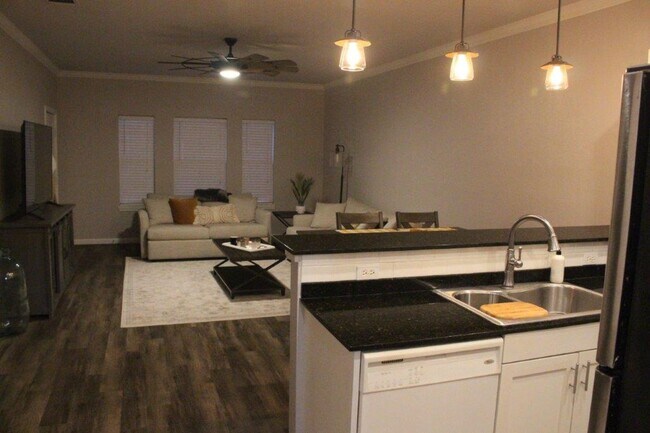 Building Photo - Spacious 2/2 Condo Minutes from Campus and...