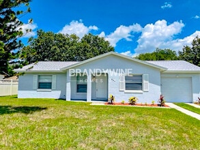 Building Photo - 805 Sprucewood Ln