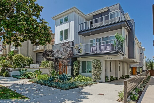 Foto del edificio - Custom, Modern & Spacious Tri-Level Home w...