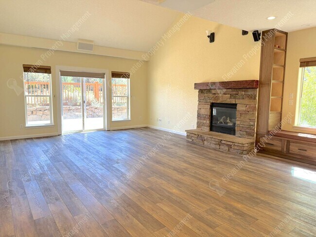 Foto del edificio - 4 BR Home in SE Bend with Canal Trail Access, Fenced Yard & Greenhouse