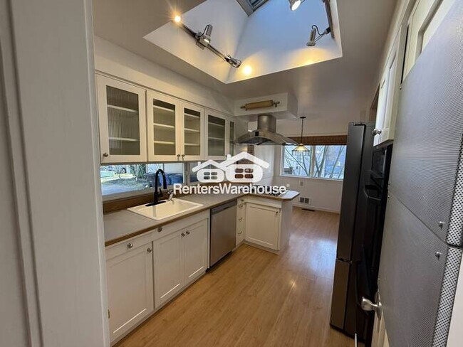 Foto del edificio - Available Now!