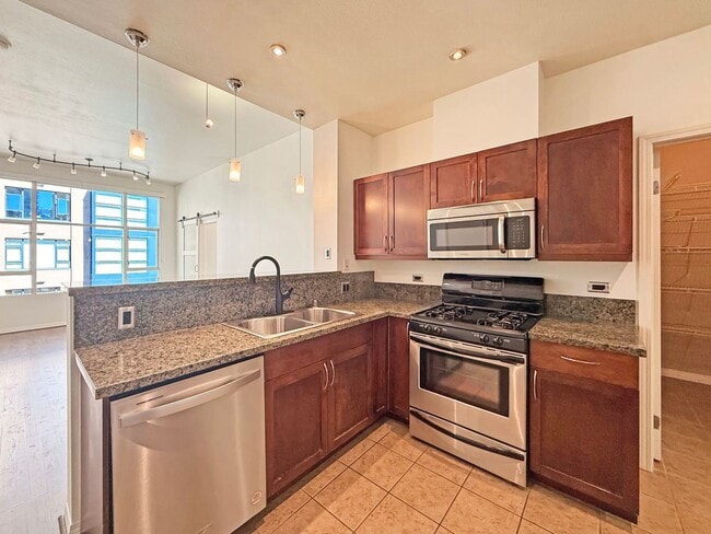 Building Photo - Modern Downtown Condo – 2BR/1BA in the Hea...