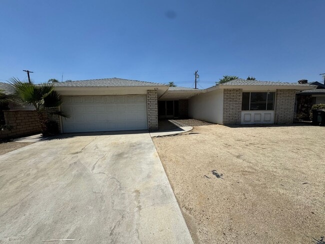 Building Photo - Three Bedroom Two Bathroom Pool Home in He...