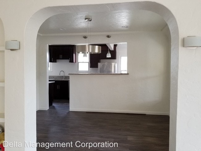 Building Photo - 1521 S Crest Dr