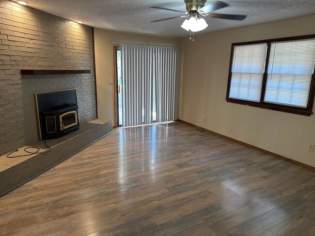 Building Photo - Nice 3 Bedroom 2 Bathroom home for $1250!