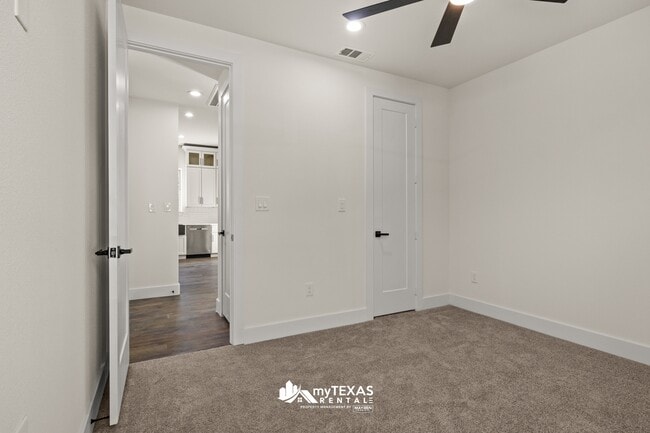 Building Photo - 2701 Stone Hedge St