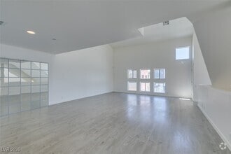 Building Photo - 255 Tower St