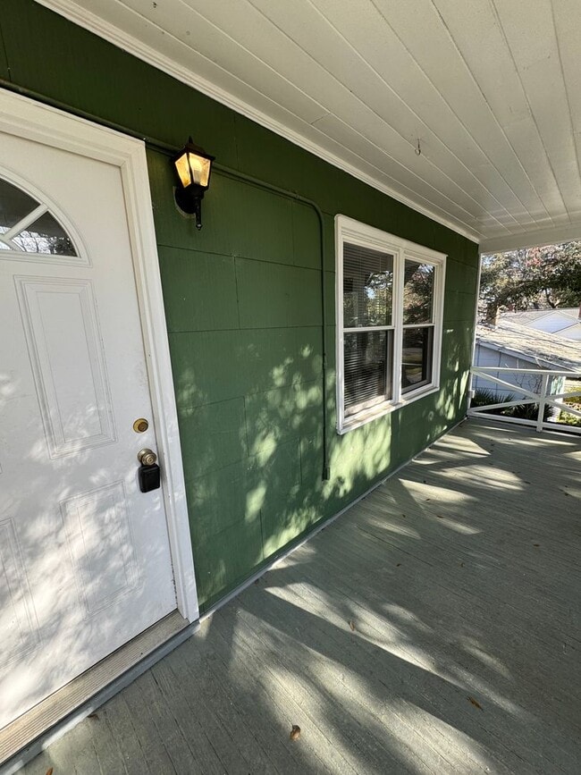 Building Photo - Centrally located, close to the Mall