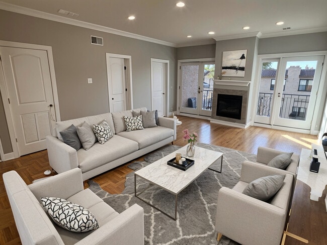 Building Photo - 4812 W Montrose Ave