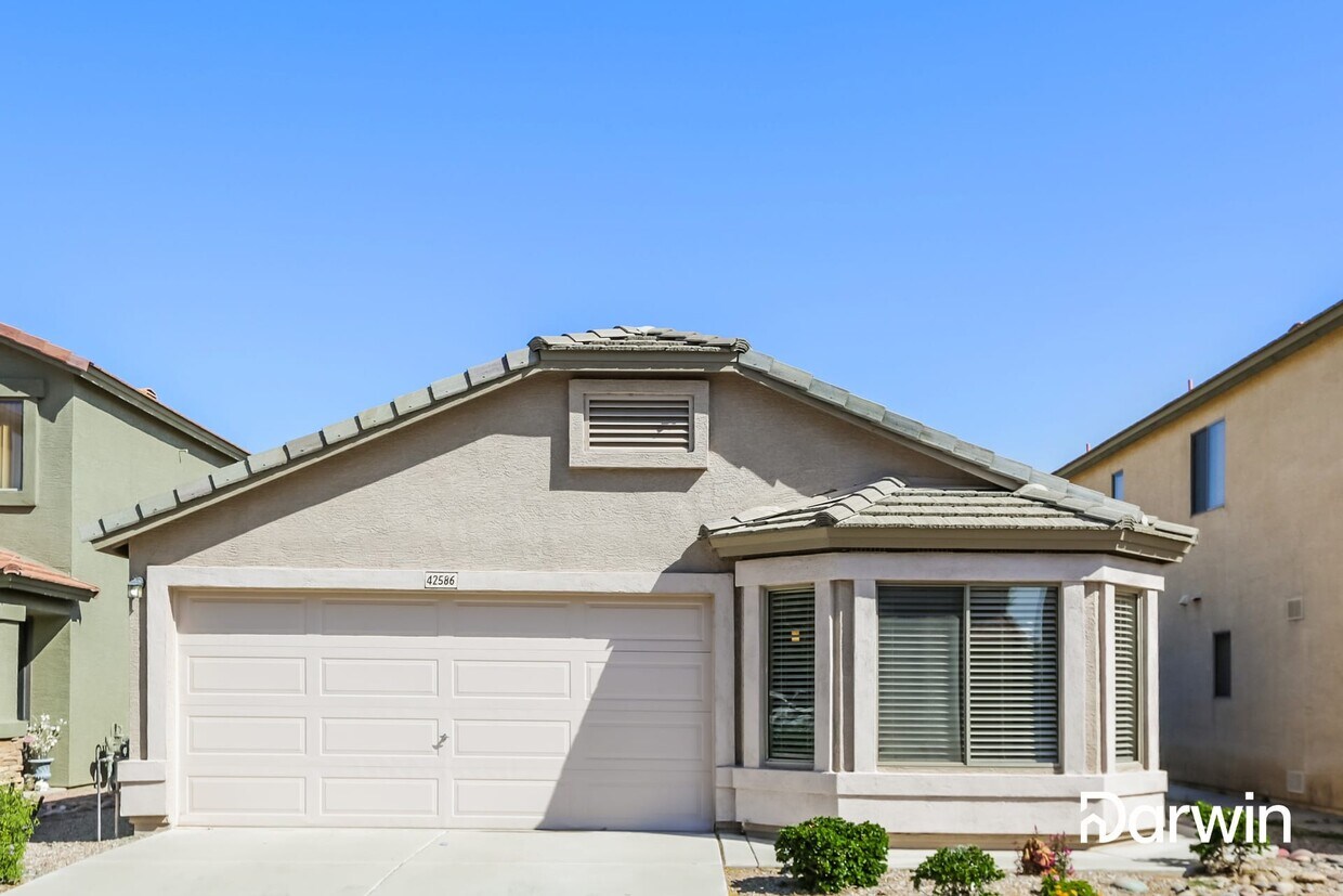 Foto principal - 42586 W Sunland Dr