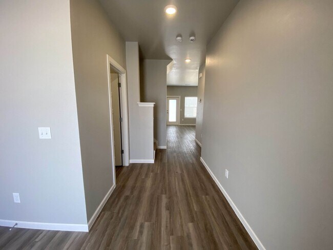 Building Photo - Gorgeous Townhome w/ Storm Shelter!!!