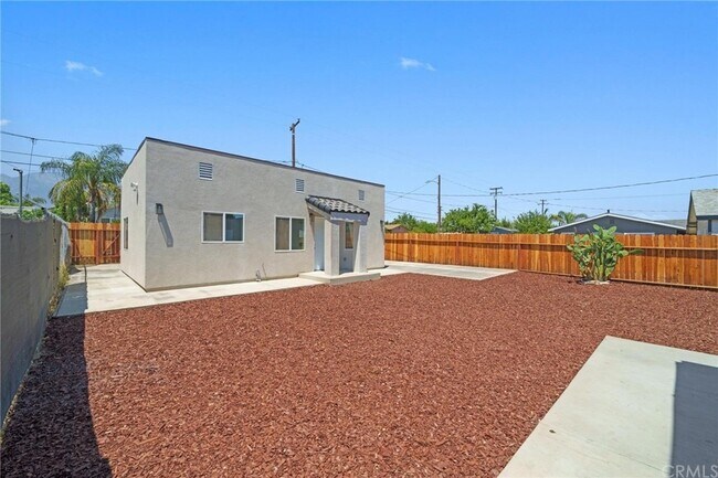 Building Photo - 1451 E 9th St