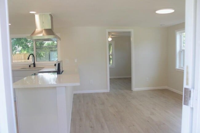 Building Photo - 521 N Vionett Ln