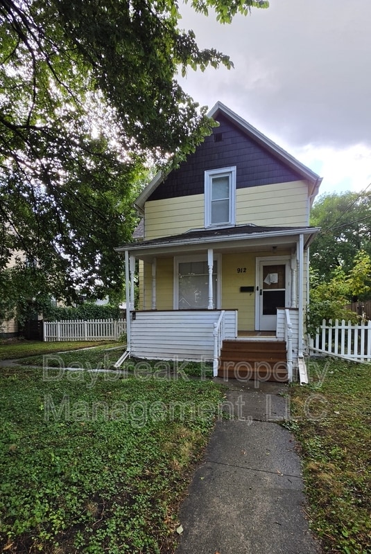 Building Photo - 912 9th St N