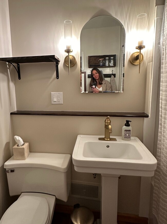 Building Photo - 208 Lake Ave