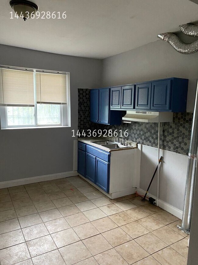 Building Photo - 2403 Annapolis Rd
