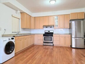 Building Photo - 705 W 31st St